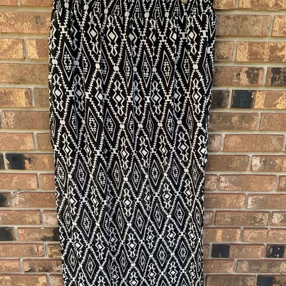 Black & Cream Geometric Patterned Maxi Skirt (XL) - Picture 9 of 10